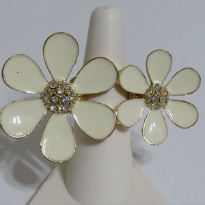Vintage gold tone cream rhinestone double flower elastic ring